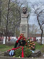 Памятник Вилкову НА